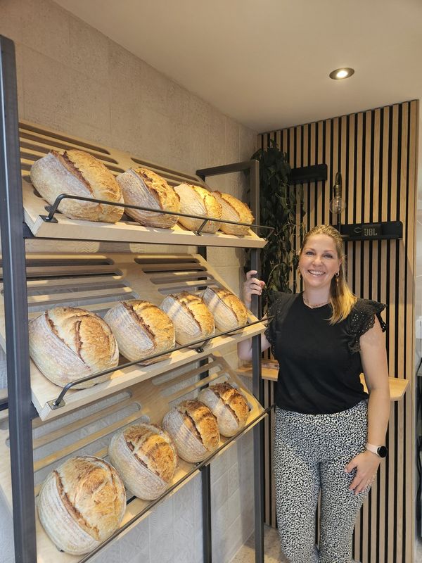 Melissa van Meel & More bij het rek met versgebakken zuurdesembroden in Zutphen